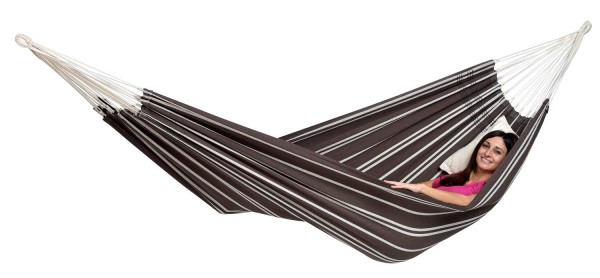 Die traditionell brasilianische XL Hängematte Barbados in der Farbe mocca