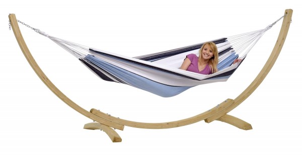 The AMAZONAS Apollo set consists of the brazilian hammock Salsa and the wooden support Apollo